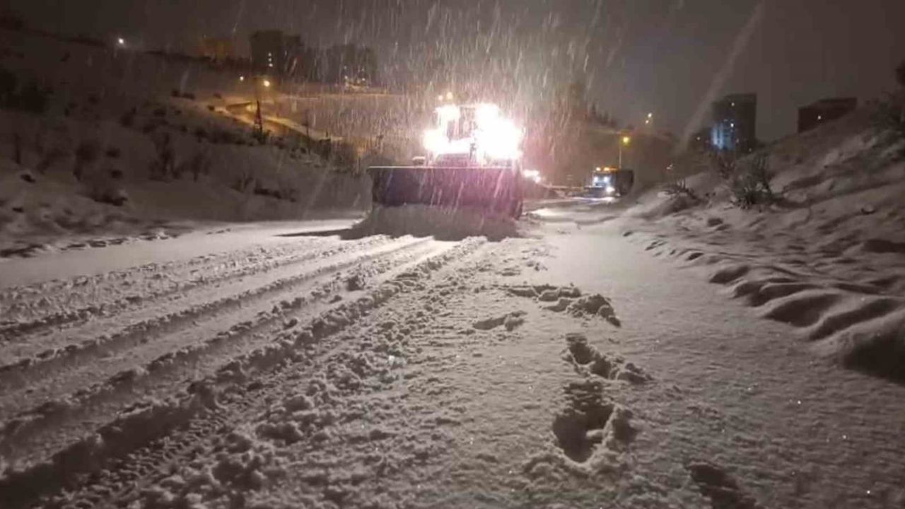 Malatya'da Büyükşehir Belediyesi'nden Yoğun Karla Mücadele