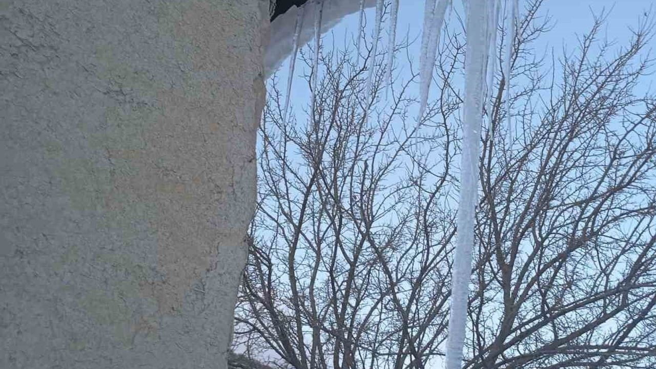 Malatya'da çatılarda 2 metreye yaklaşan buz sarkıtları