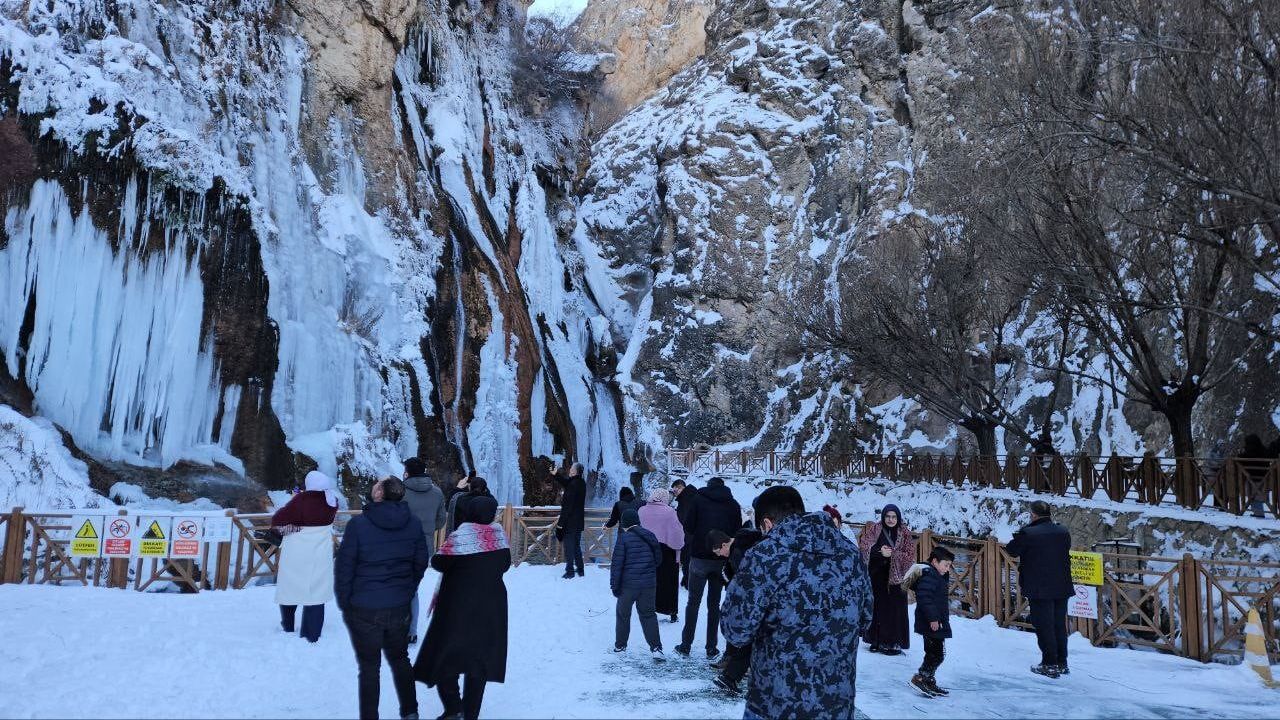 Malatya'da Gürpınar Şelalesi kısmen dondu