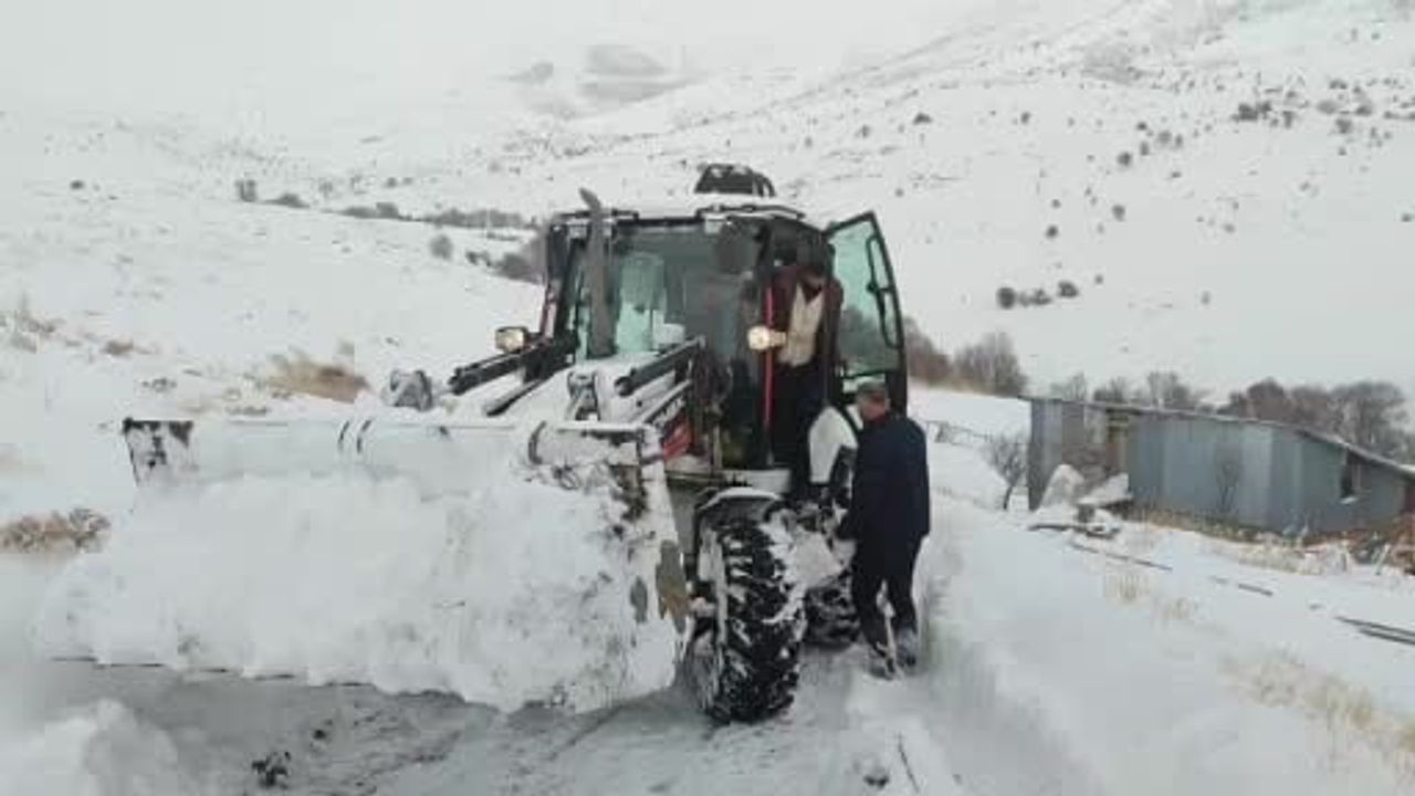 Malatya'da karla mücadele: 117 mahalle yolu açıldı, araç ve hasta kurtarıldı