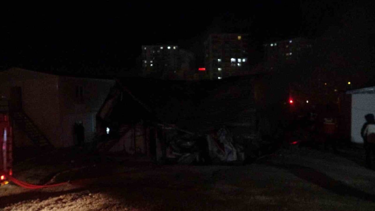 Malatya'da şantiyede prefabrik yatakhane yangını