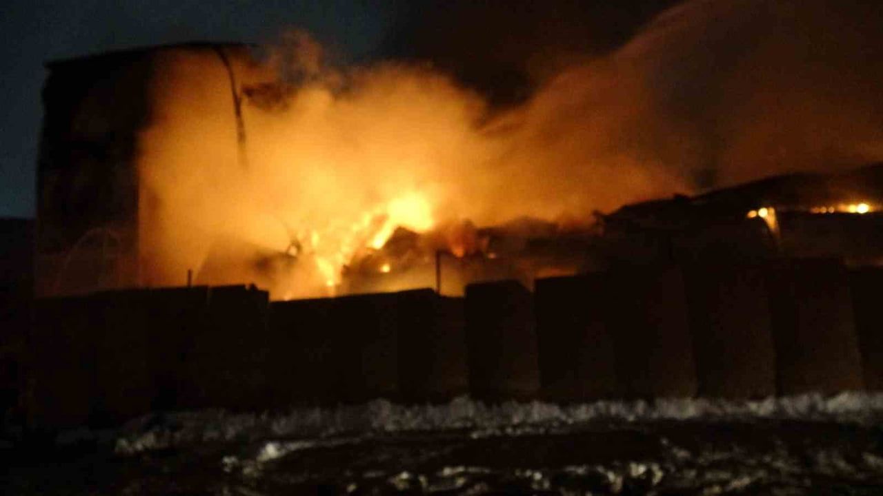 Malatya’da şantiyede prefabrik yatakhanede yangın: 2 işçi yaralandı