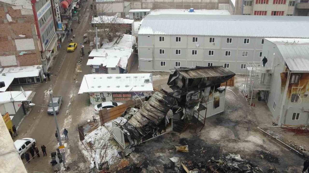 Malatya'da şantiyedeki prefabrik yatakhane yangını gündüz görüntülendi