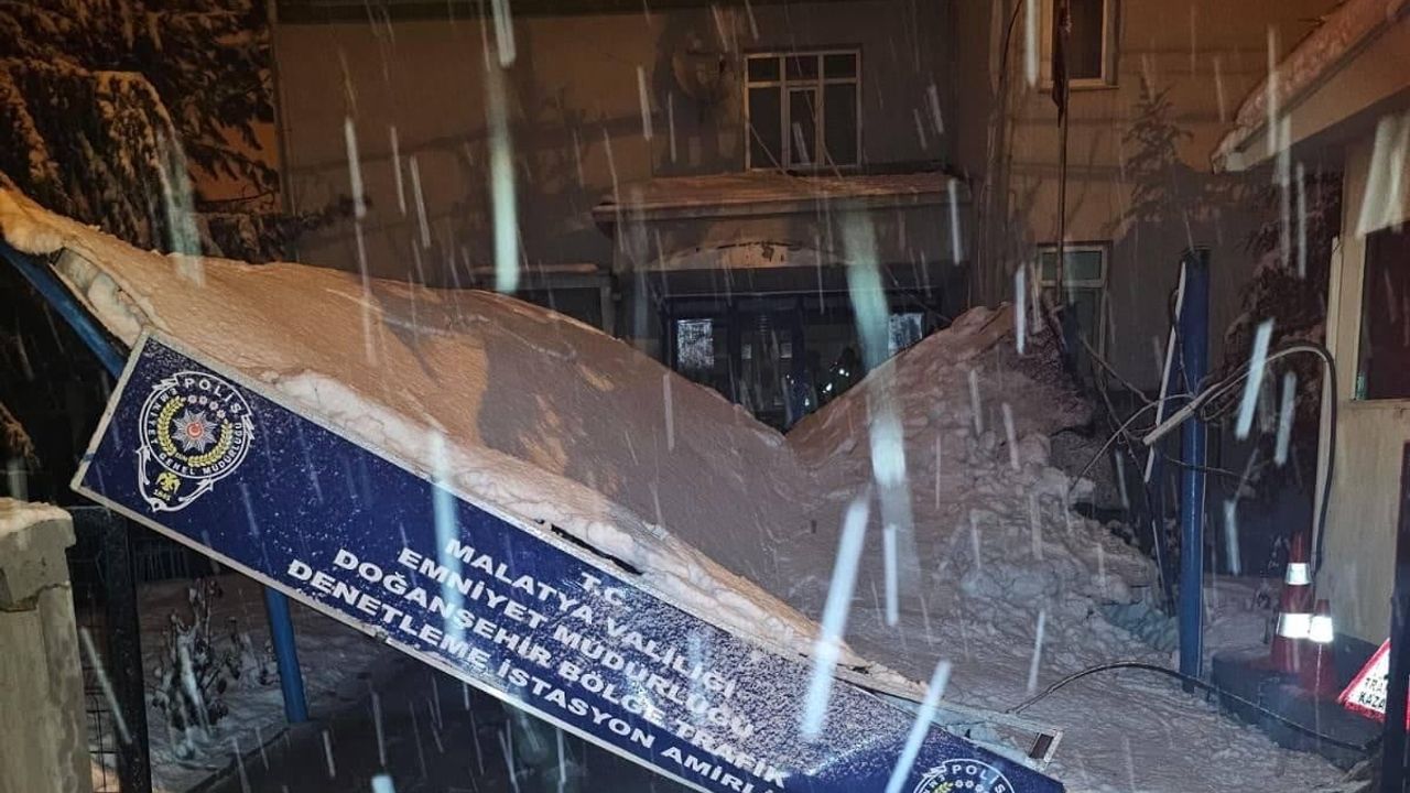 Malatya'da Sürgü Bölge Trafik İstasyonunun sundurması kar nedeniyle çöktü