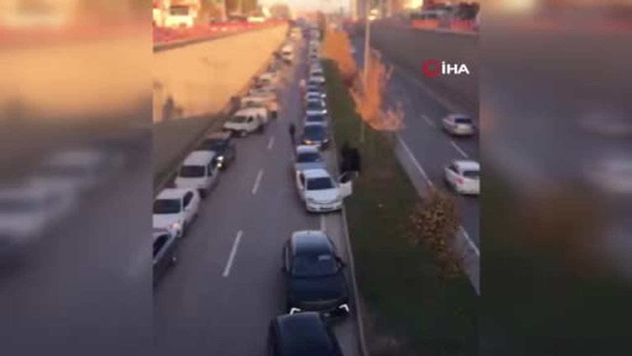Malatya'da sürücüler ambulansa fermuar sistemiyle yol verdi