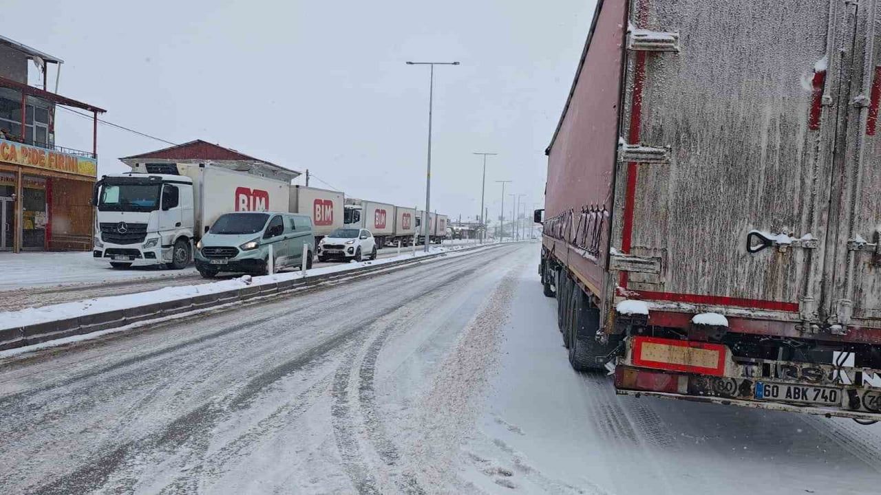 Malatya'da yoğun kar ulaşımı aksattı