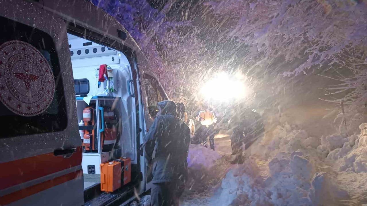 Malatya'da yoğun kar ve tipide mahsur kalanlar Büyükşehir ekiplerince kurtarıldı
