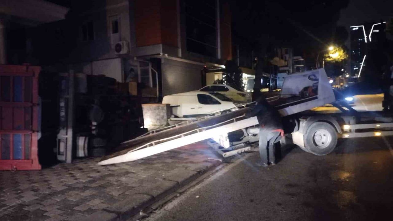 Maltepe'de moloz yüklü kamyonet park halindeki otomobili devirdi