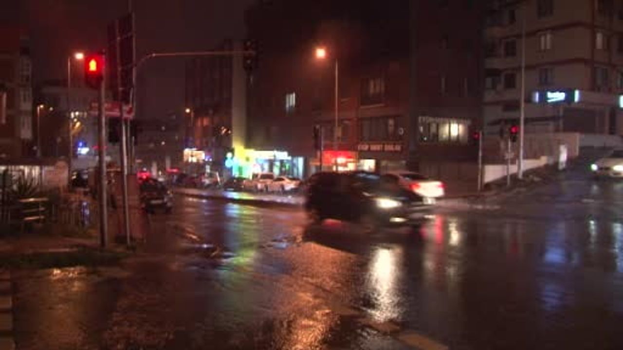 Maltepe'de sağanak: Bağdat Caddesi'nde yollar göle döndü