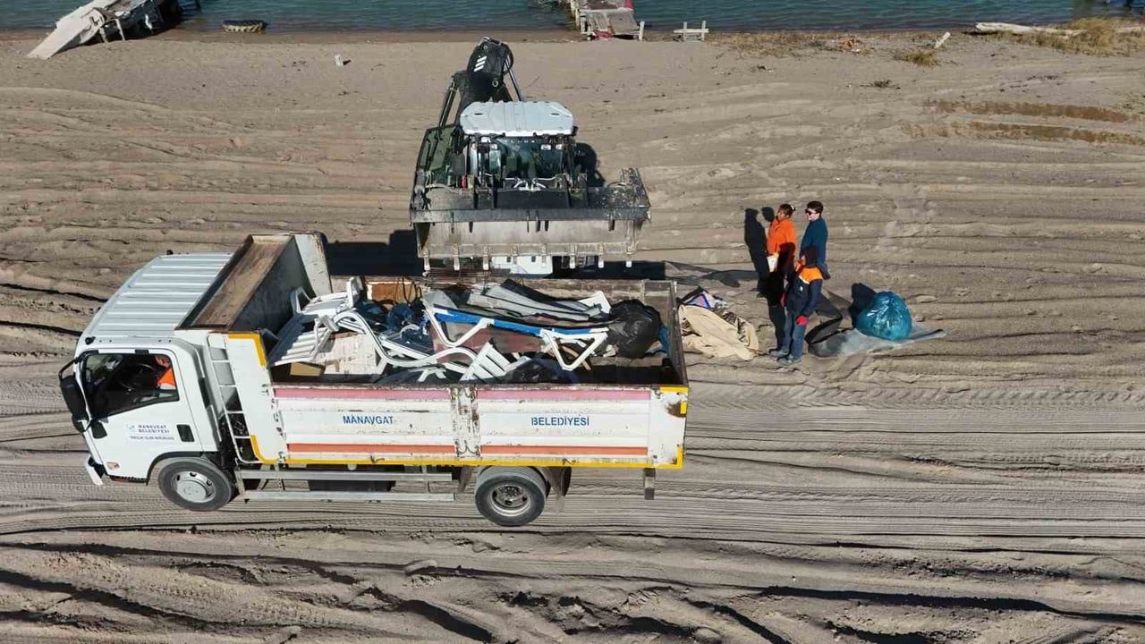 Manavgat Sorgun Boğazı'nda 6 gönüllü 5 saatte 52 torba çöp topladı