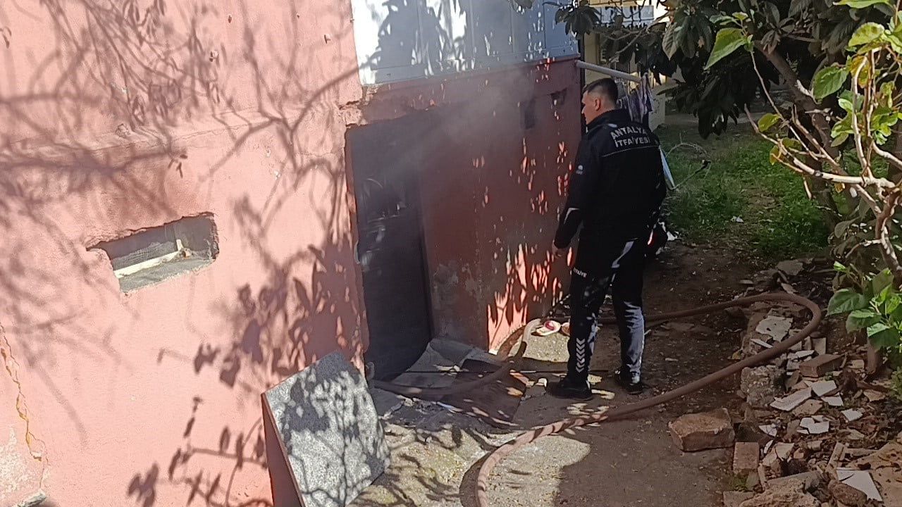 Manavgat'ta 3 katlı binanın bodrum katında çıkan yangın ev kullanılamaz hale getirdi