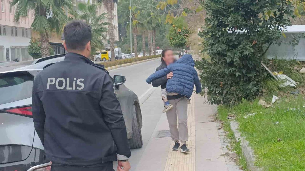 Manavgat'ta balkonda mahsur kalan çocuk komşu ihbarıyla kurtarıldı