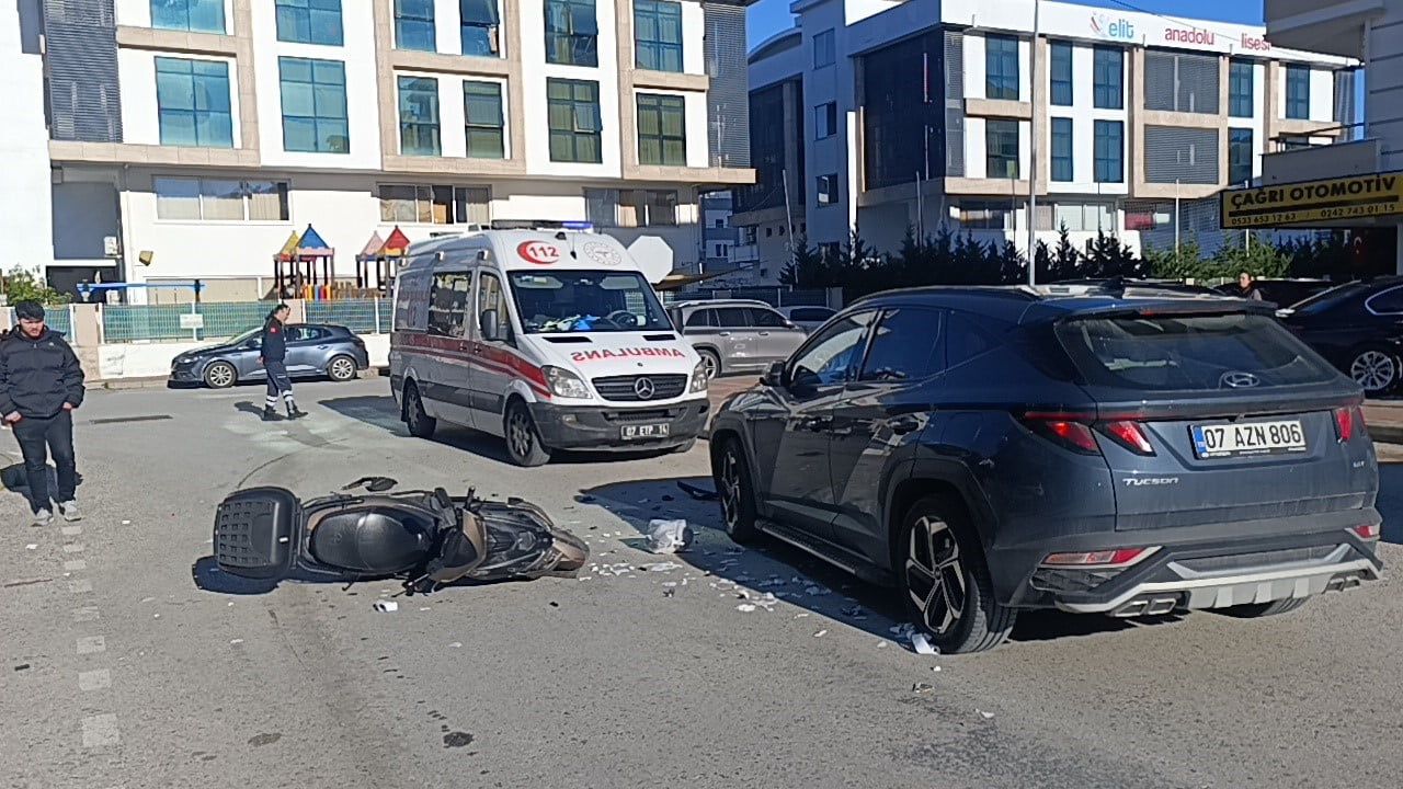 Manavgat'ta devrilen motosiklet otomobile çarptı