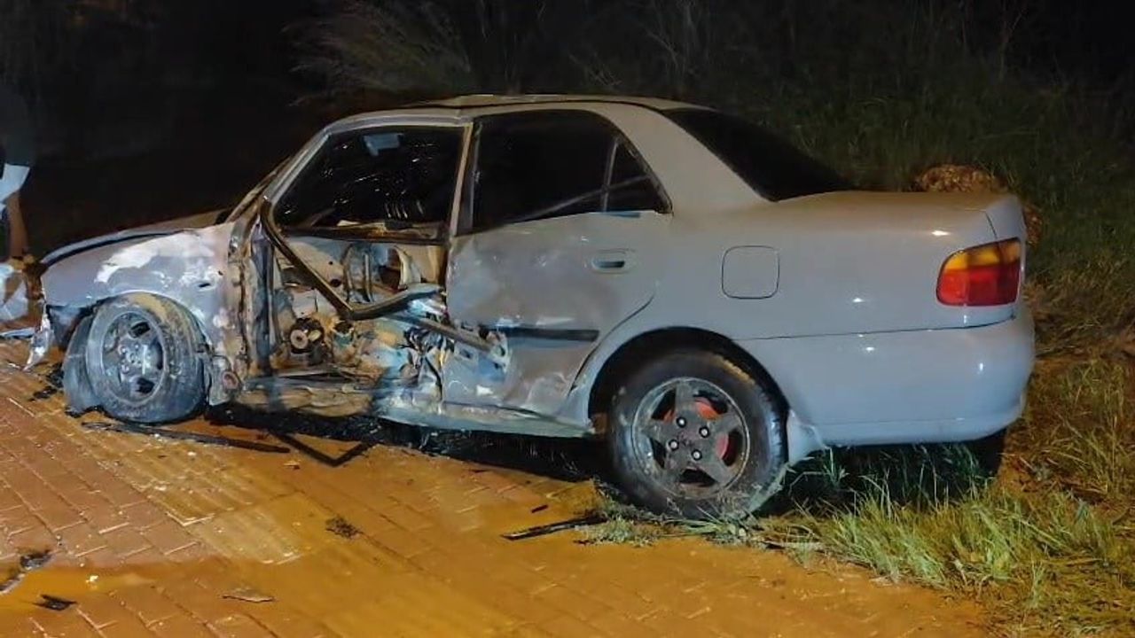 Manavgat'ta direğe çarpan araç hurdaya döndü; sürücü yara almadan kurtuldu