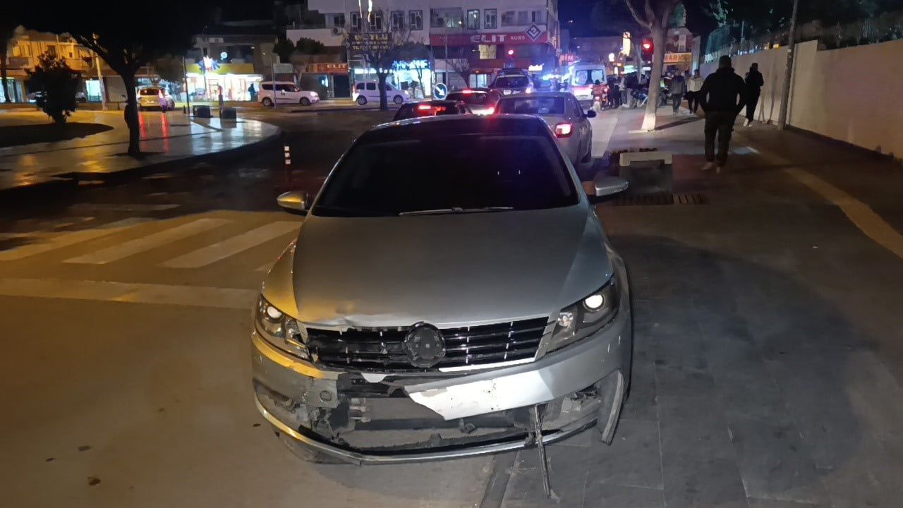 Manavgat'ta dönüş yasağı ihlali: Otomobil ile motosiklet çarpıştı