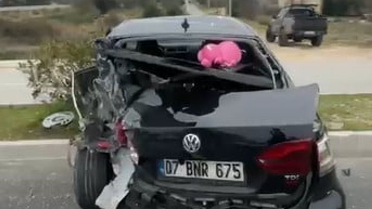 Manavgat'ta emniyet şeridindeki araca çarpma: 2 yaralı