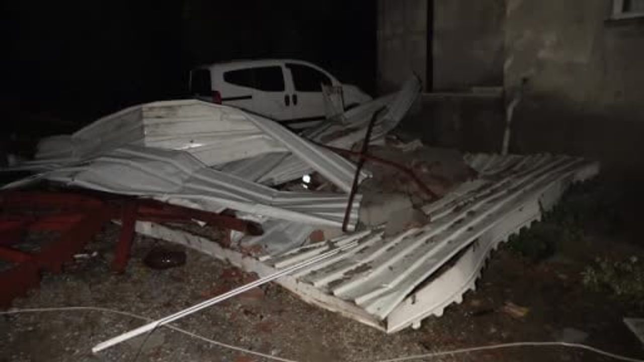 Manavgat’ta hortum: Çatılar uçtu, seralar yıkıldı, otomobil traktöre fırladı