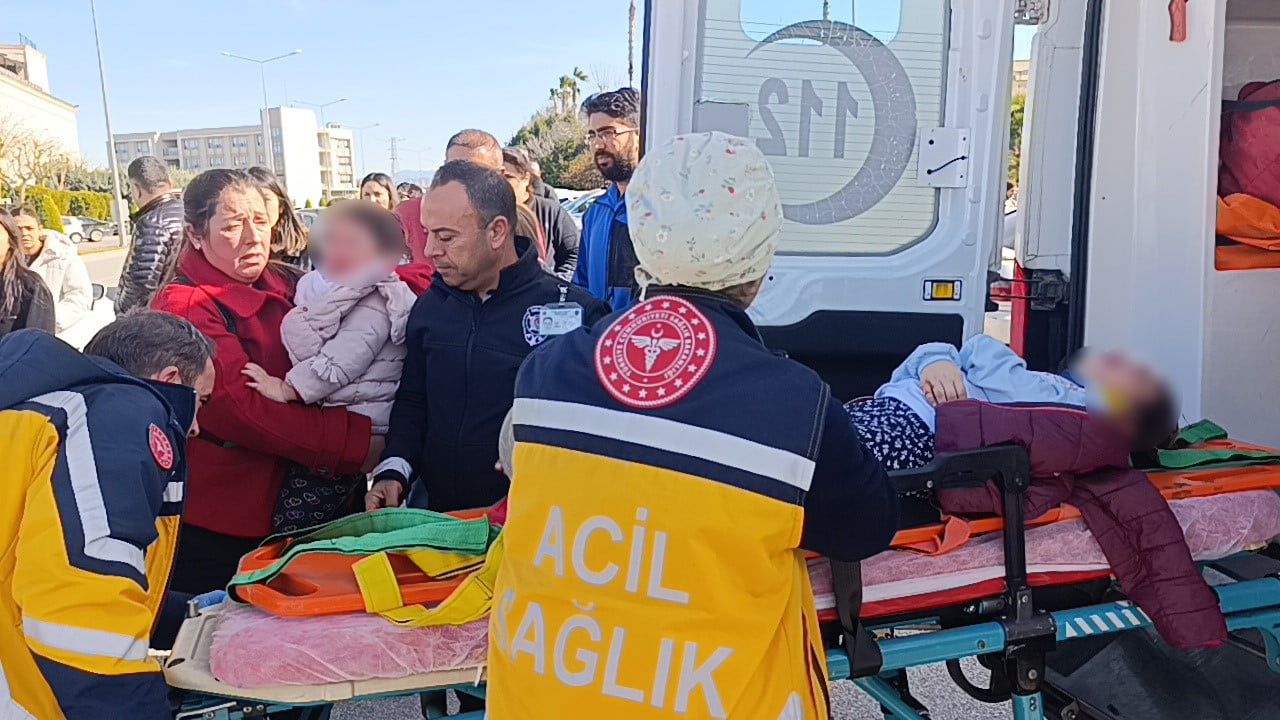 Manavgat’ta iki otomobilin çarpışması sonucu aynı aileden 3 kişi yaralandı