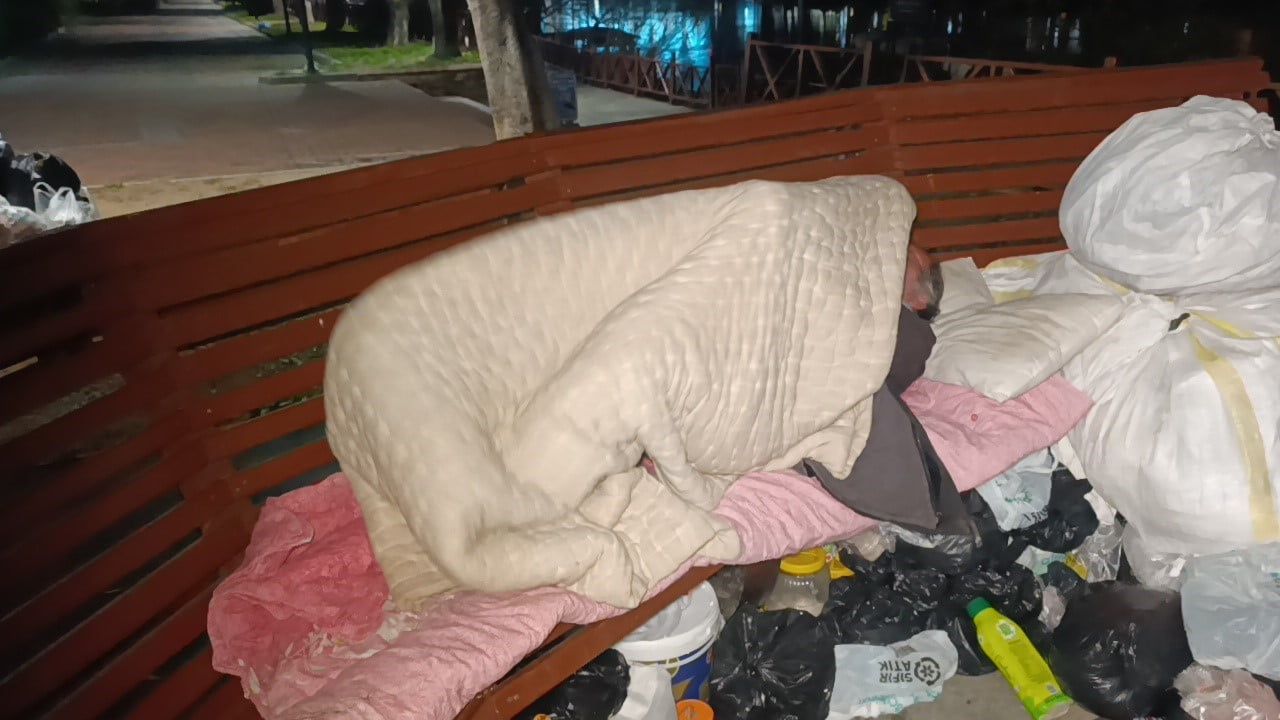 Manavgat'ta Irmak Kenarındaki Bankta Yaşayan Kişi Otel Teklifini Reddetti