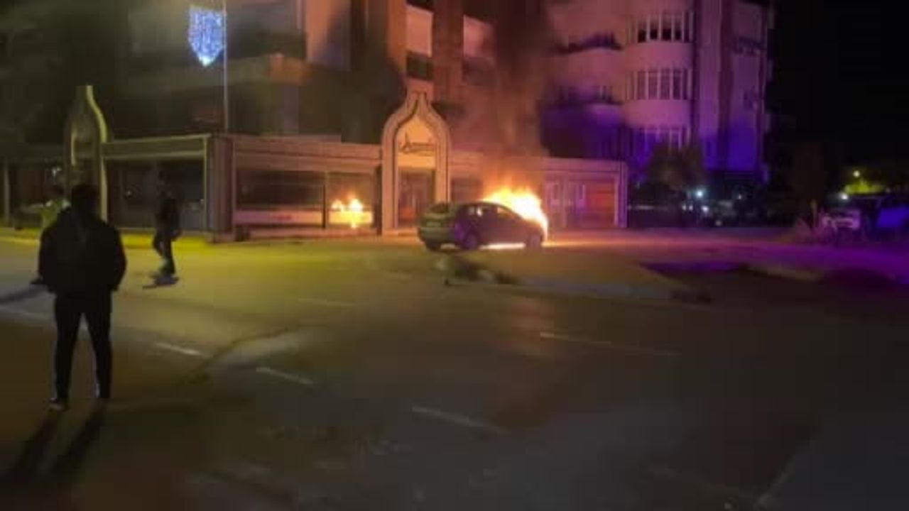 Manavgat'ta İtilerek Çalıştırılmak İstenen Otomobil Yandı