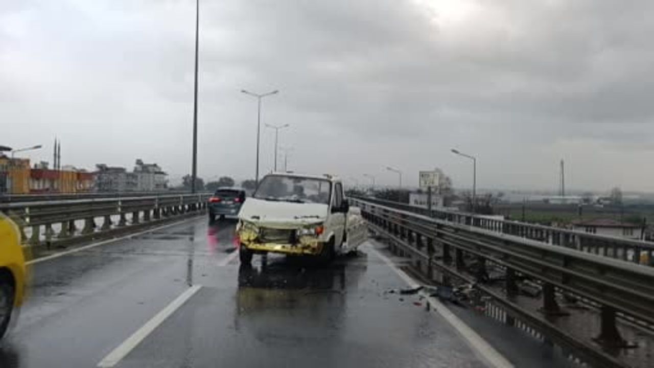 Manavgat'ta kamyonet bariyerlere çarptı, etilen gazı tüpleri yola saçıldı