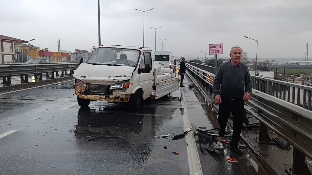 Manavgat’ta kamyonet bariyerlere çarptı, etilen tüpleri yola saçıldı