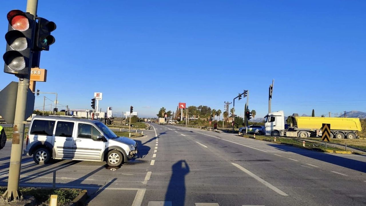 Manavgat'ta kavşakta çarpışma: Kırmızı ışık ihlali sonrası minibüs devrildi, 5 yaralı