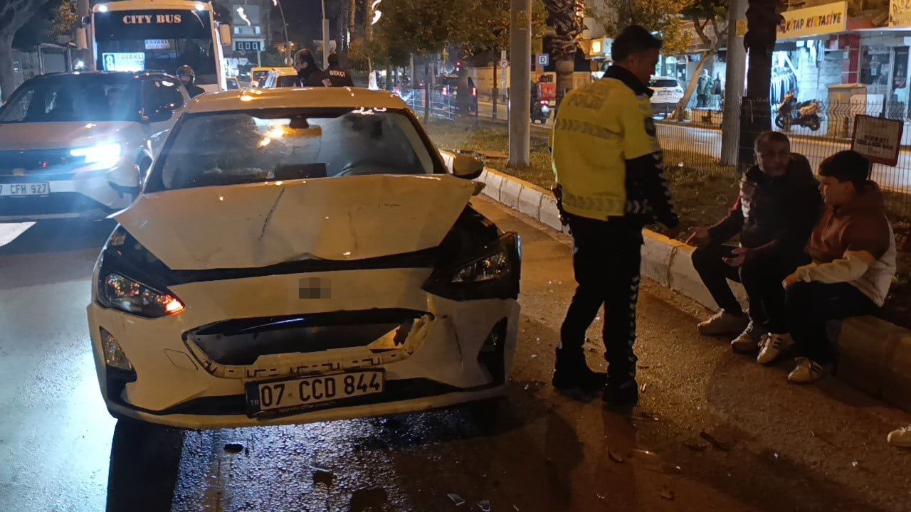 Manavgat’ta kırmızı ışıkta 3 araçlı zincirleme kaza — Yaralanma yok