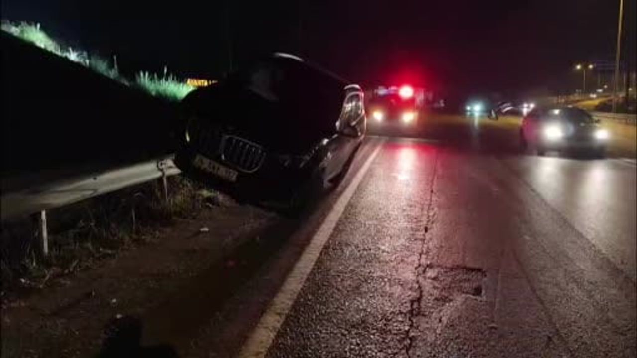 Manavgat’ta kontrolden çıkan BMW bariyerlerin üzerinde asılı kaldı