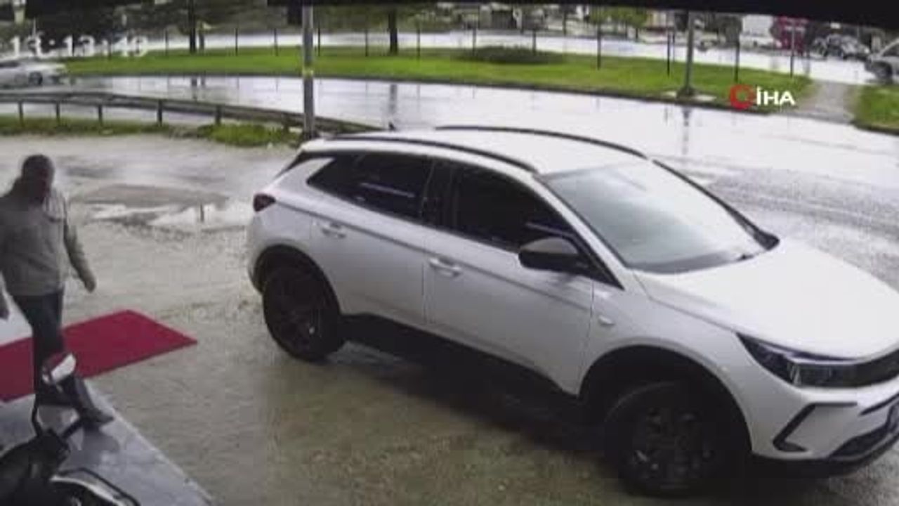 Manavgat'ta kontrolden çıkan otomobil sinyalizasyon direğine çarptı — 1 yaralı