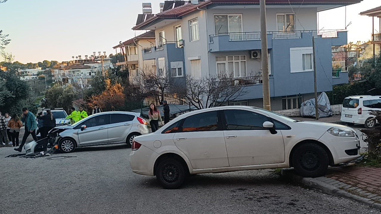 Manavgat'ta kontrolsüz kavşakta kaza: 2 yaralı