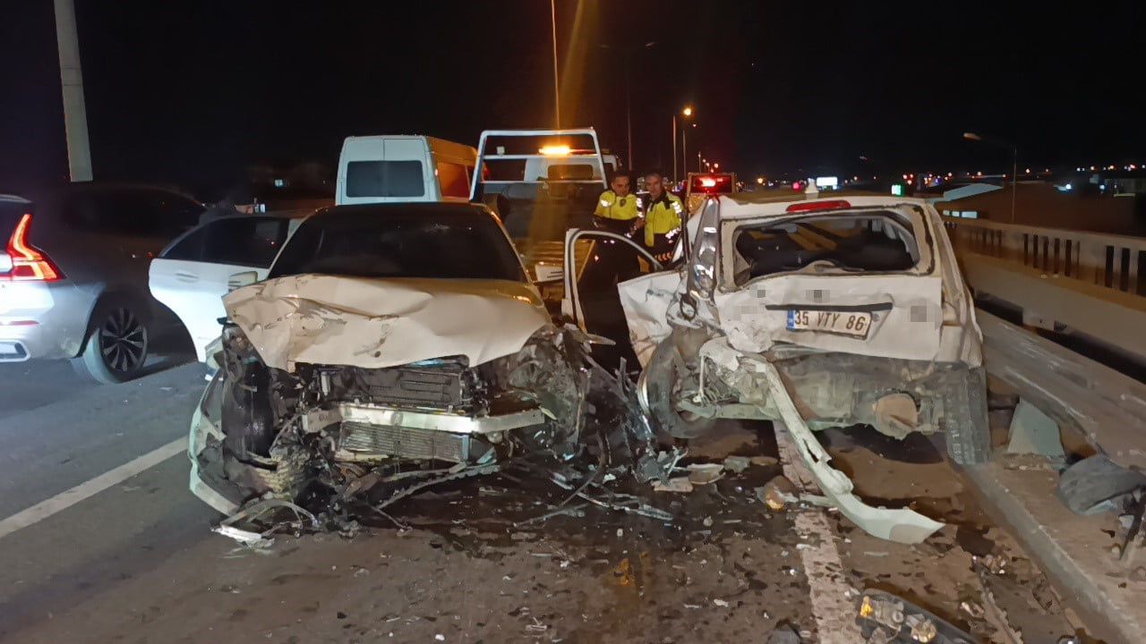 Manavgat'ta köprülü kavşakta zincirleme kaza: 2 yaralı