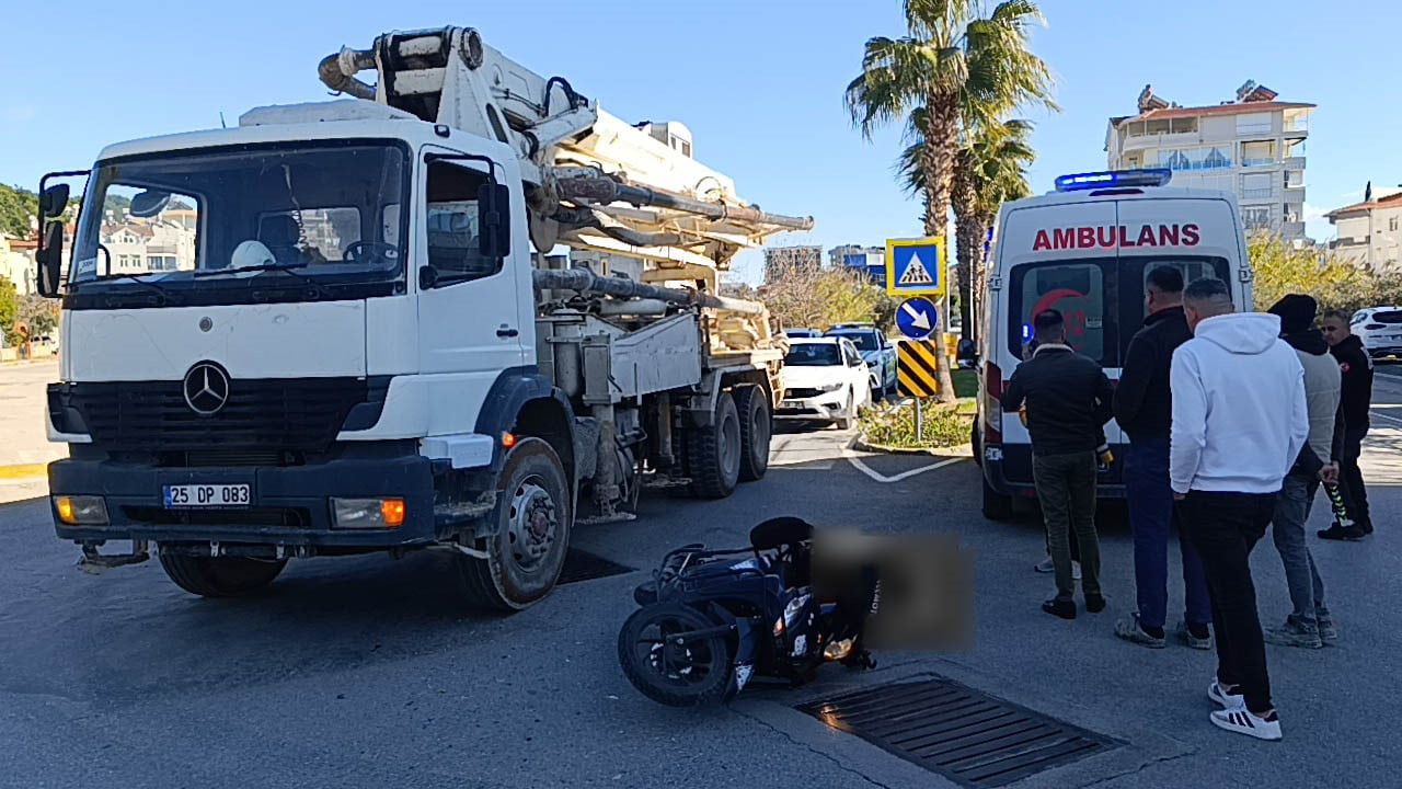 Manavgat'ta motosiklet beton kamyonuna çarptı: 1 yaralı