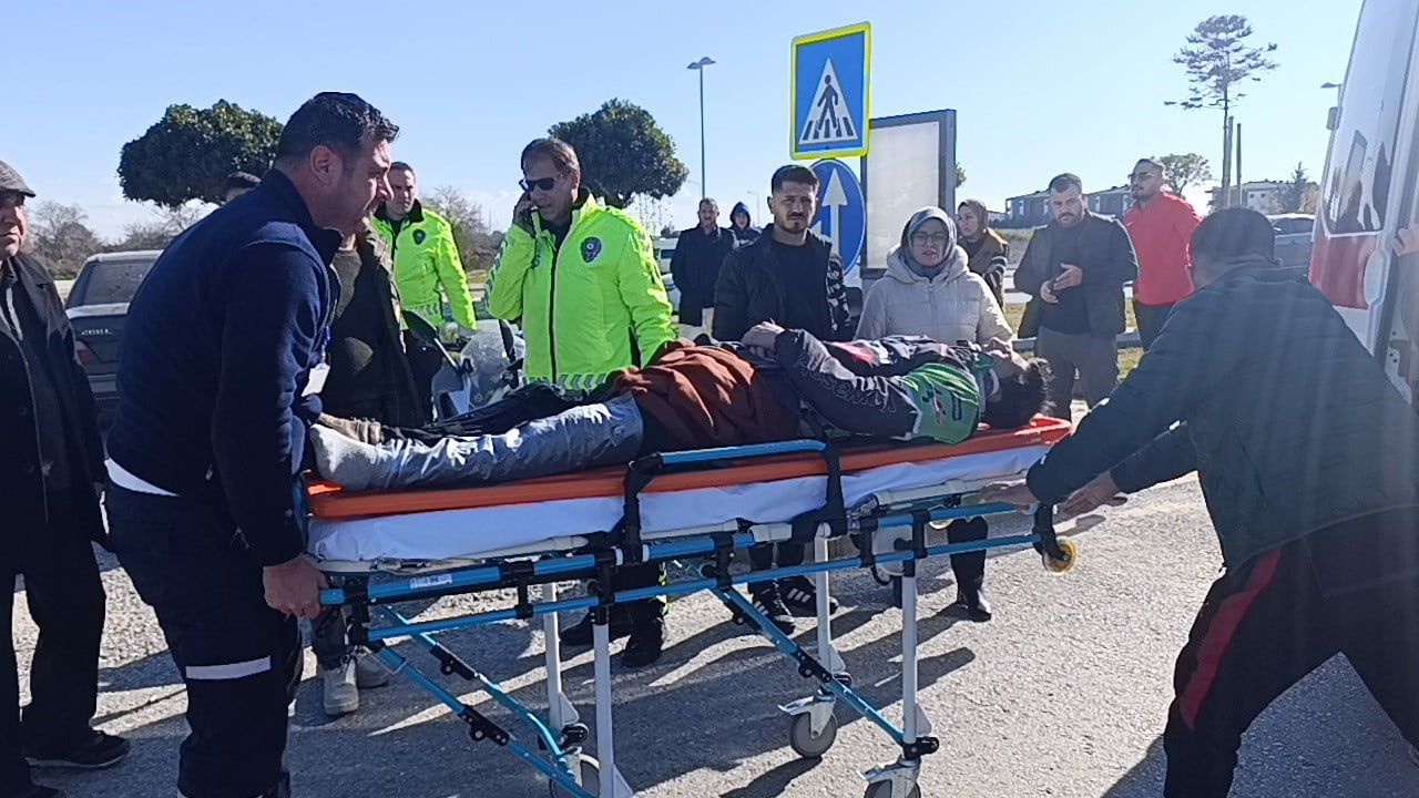 Manavgat'ta motosiklet devrildi: sürücü yaralandı