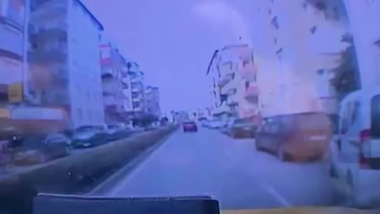 Manavgat'ta şeridini değiştirip sola dönen otomobile ticari taksi çarptı