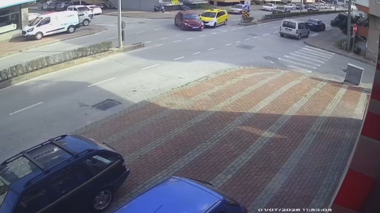 Manavgat'ta şerit değiştiren otomobile ticari taksi çarptı