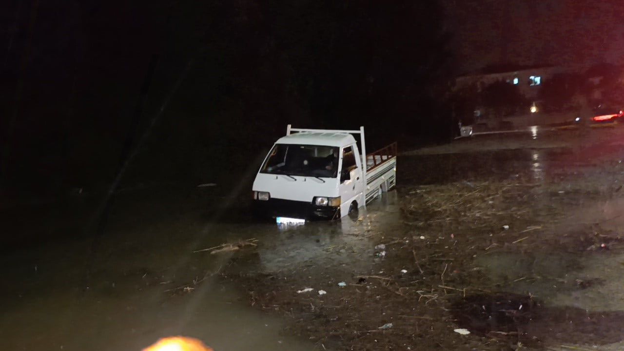 Manavgat'ta su birikintisinde mahsur kalan sürücü itfaiyeye araç için yardım istedi