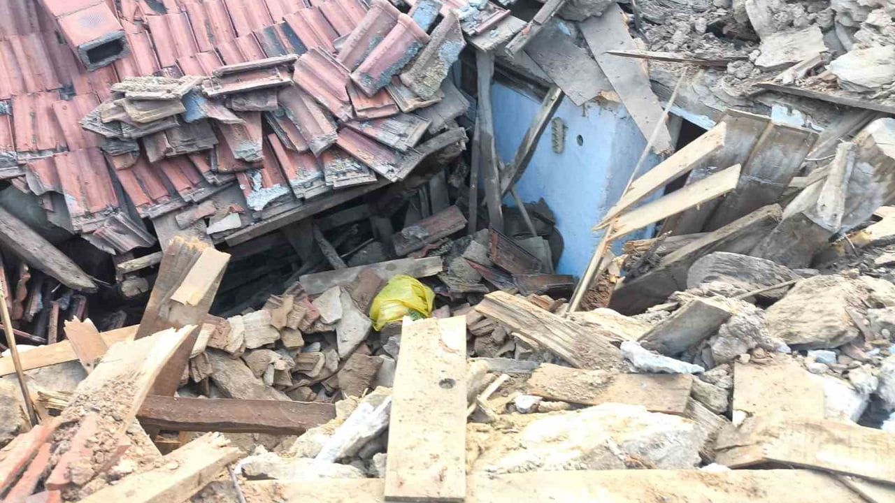 Manisa Akhisar'da tek katlı kerpiç ev çöktü: 1 yaralı