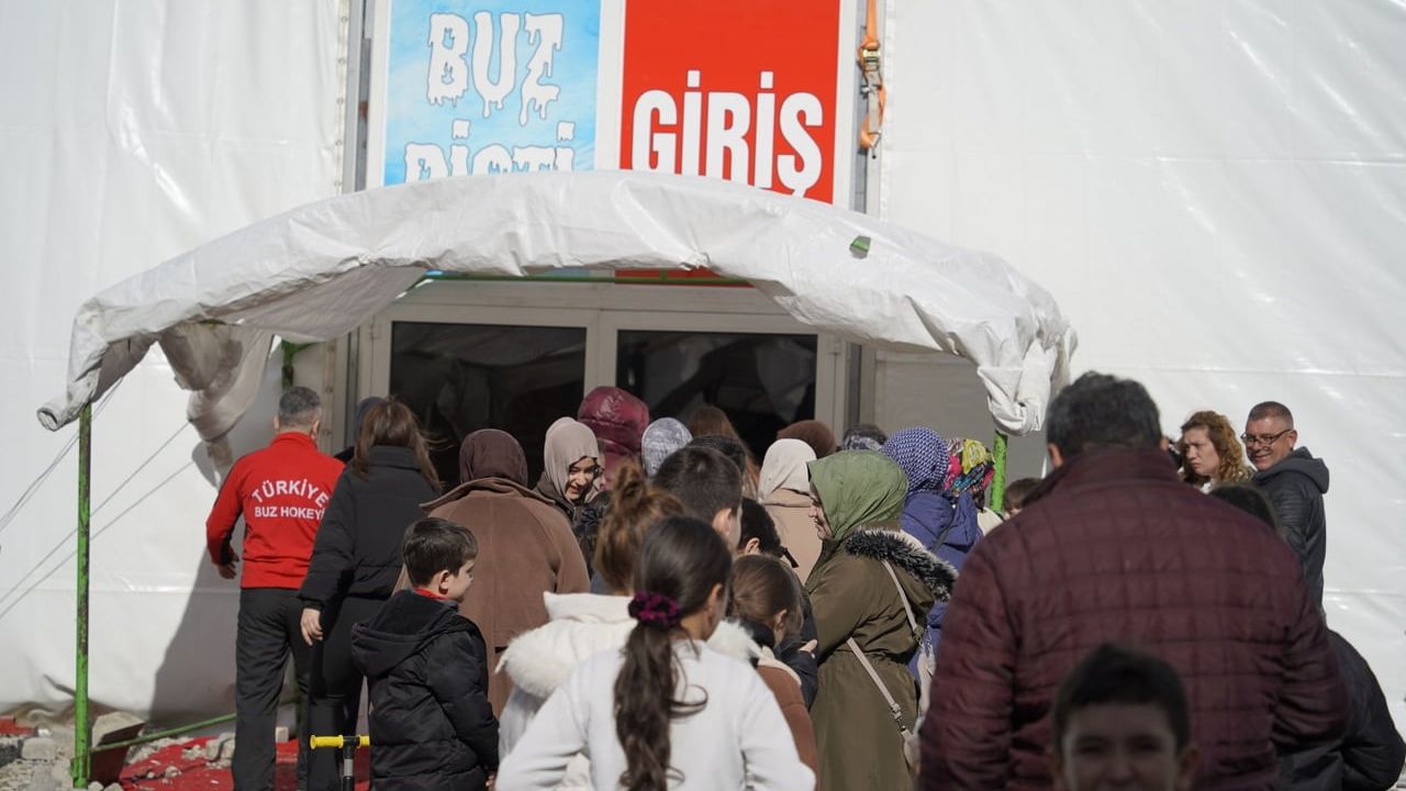 Manisa'da 5 bin öğrenciye karne hediyesi: Buz pistinde eğlence