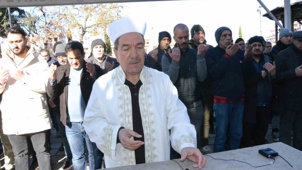 Manisa'da Filistin için gıyabi cenaze namazı kılındı