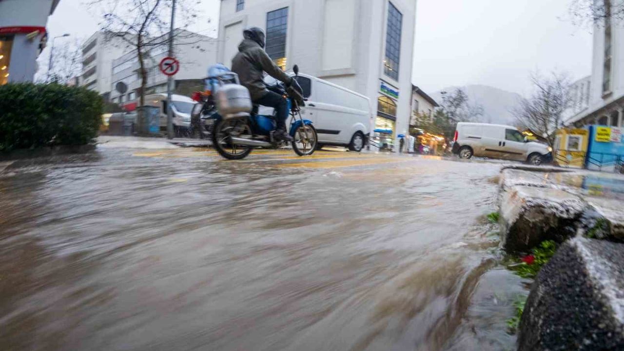 Manisa'da fırtına ve sağanak esnafı zorladı, uçan valizleri komşu kurtardı