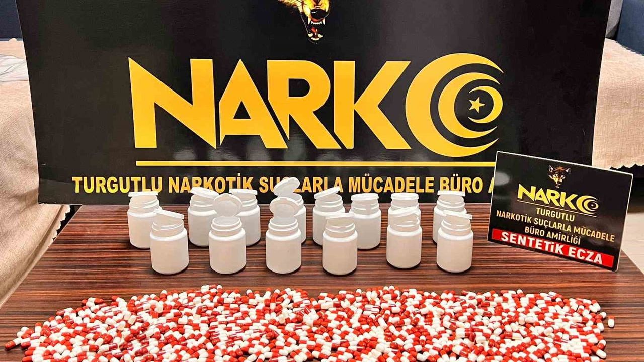Manisa'da motor kaputunda 808 adet sentetik ecza ele geçirildi