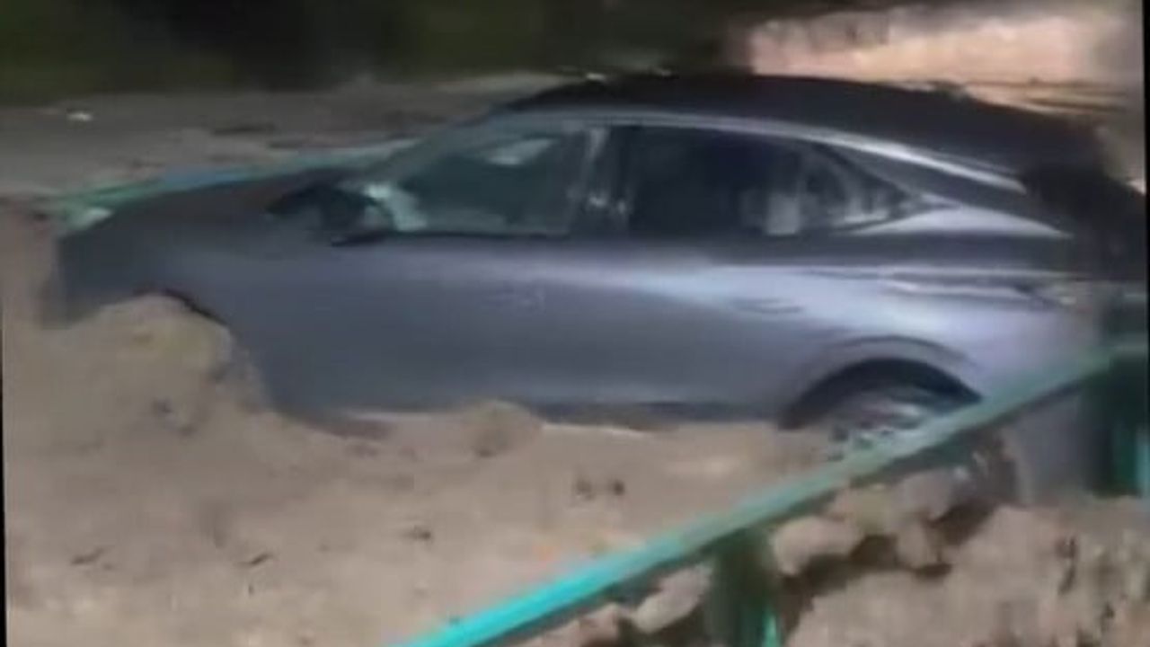 Manisa'da sağanak: araç dereye sürüklendi, elektrikli otomobil yandı