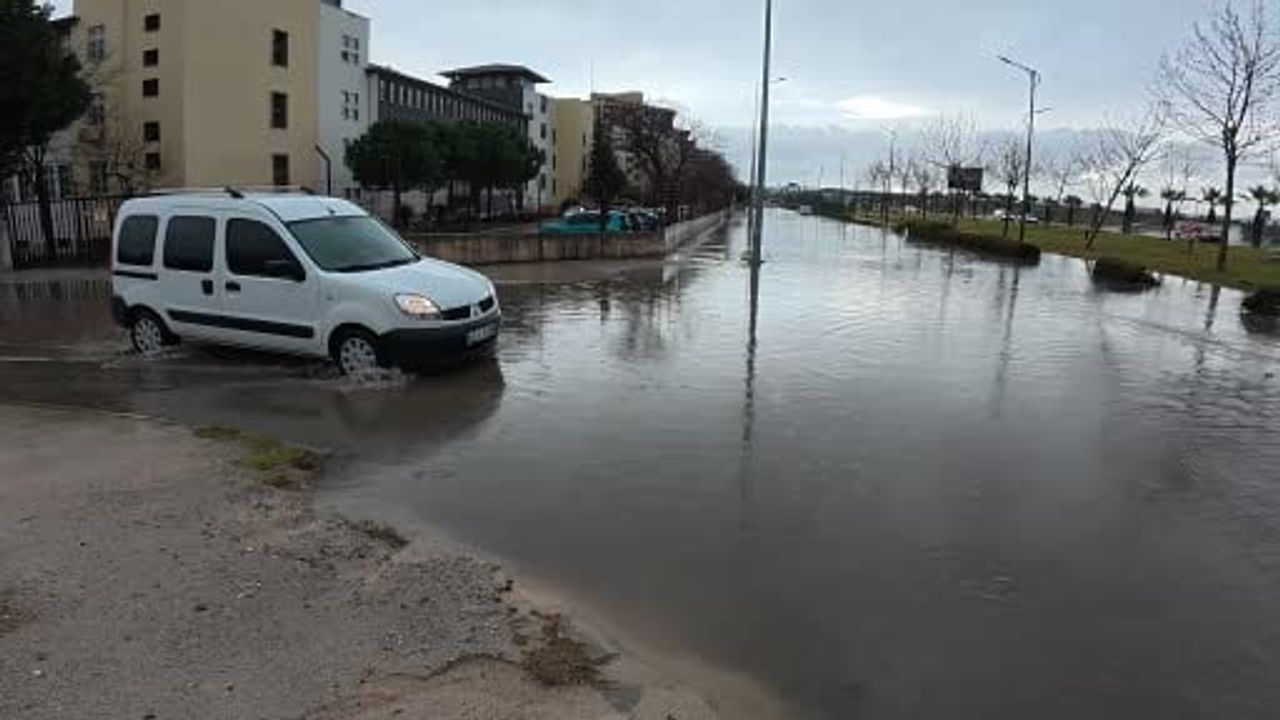 Manisa'da sağanak hayatı felç etti: Cadde ve sokaklar su altında kaldı