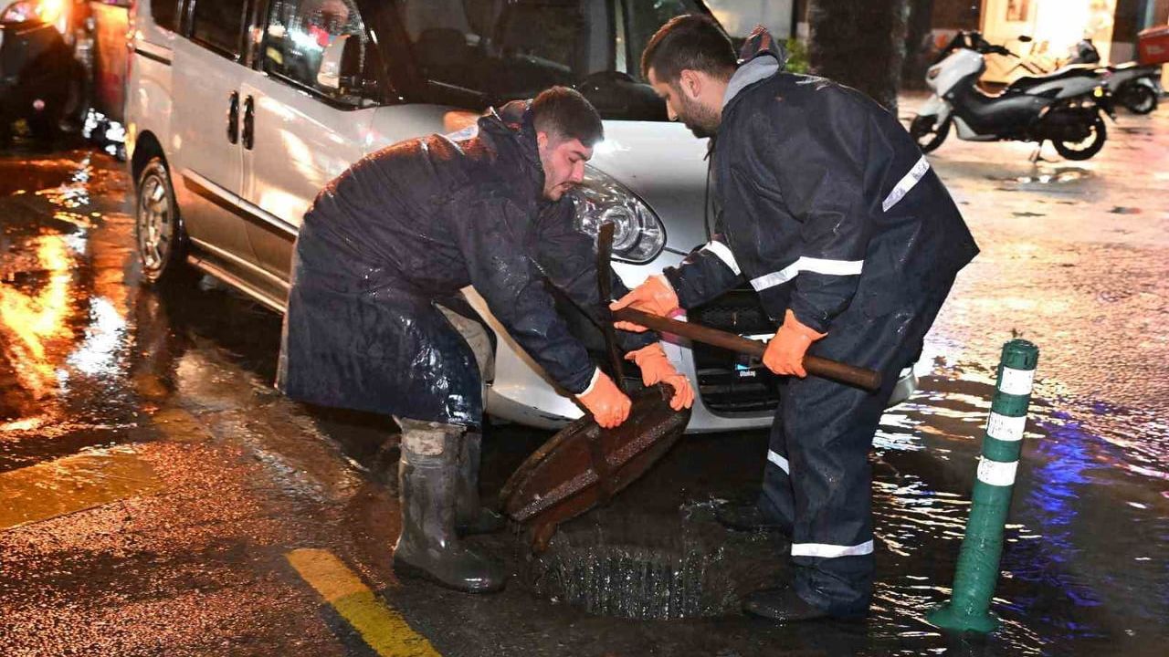 Manisa'da sağanak sonrası Manisa Büyükşehir ve MASKİ'den hızlı müdahale