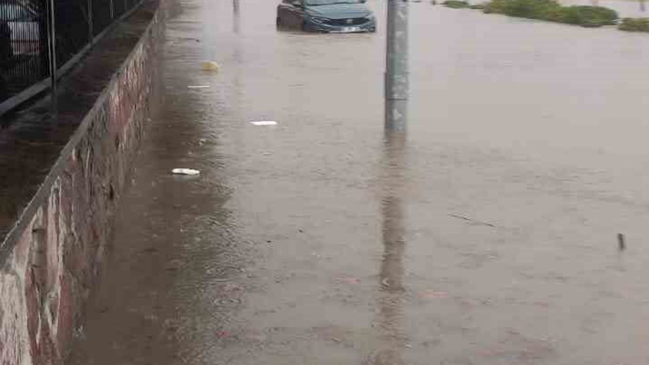 Manisa’da TOKİ-2 bodrum katları sel nedeniyle sular altında kaldı