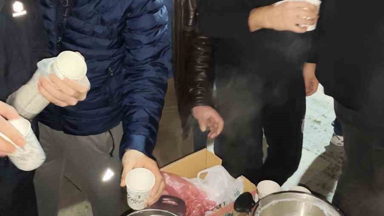 Manisa Hakibaba Cami'nde Miraç Kandili'nde 80 kilo süt dağıtıldı