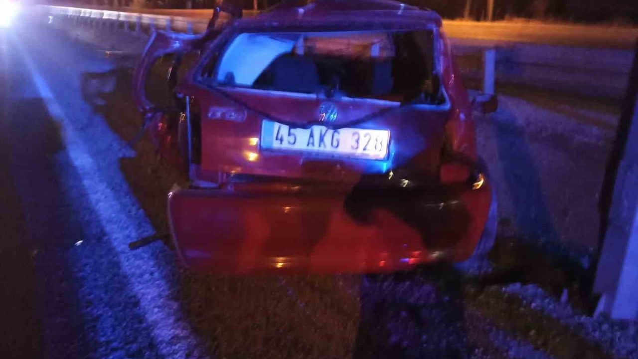 Manisa Sarıgöl’de otomobil elektrik direğine çarptı — 2 ölü, 1 ağır yaralı