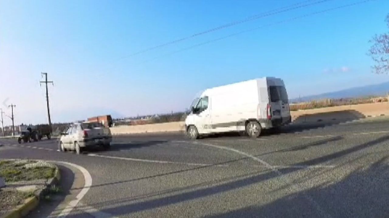 Manisa Turgutlu’da traktörle otomobil çarpıştı: 1 ağır yaralı