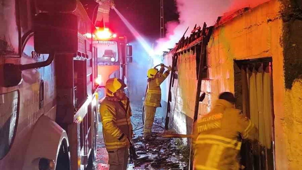 Manyas Çavuşköy'de samanlık yangını kontrol altına alındı